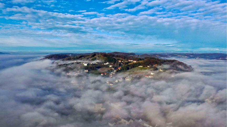 © Kurt Joham Jennersdorf im Südburgenland mit Blick auf den Tafelberg und dahinter die Hügel der Oststeiermark mit den Bergen der Obersteiermark am Horizont (Kurt Joham)
