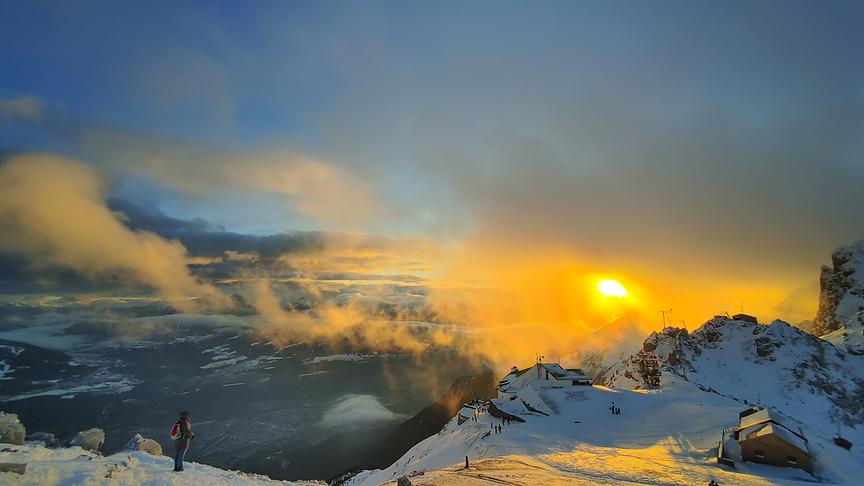© Susanne Reisigl Blick von der Hafelekarspitze Richtung Westen, mit Victor-Franz-Hess Messstation, Hafelekarbahn Bergstation. (Susanne Reisigl)