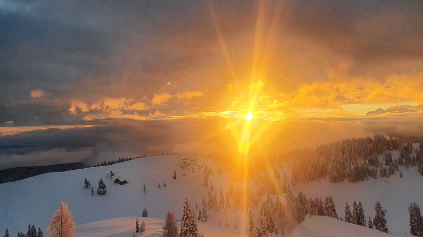 © Andreas Loitsch Sonnenaufgang am dobratsch mit Kreuz in der Sonne. (Andreas Loitsch)