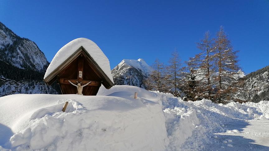 © Petra Messner Eingeschneites Marterl und im Hintergrund der Großglockner. (Petra Messner)