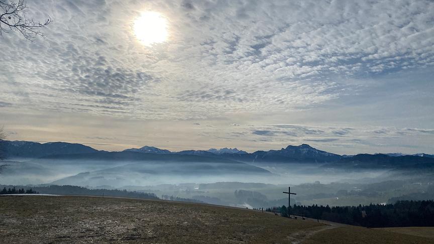 © Ferdinand Kogler Blick vom Lichtenberg bei Sankt Georgen im Attergau Richtung Dachstein. (Ferdinand Kogler)