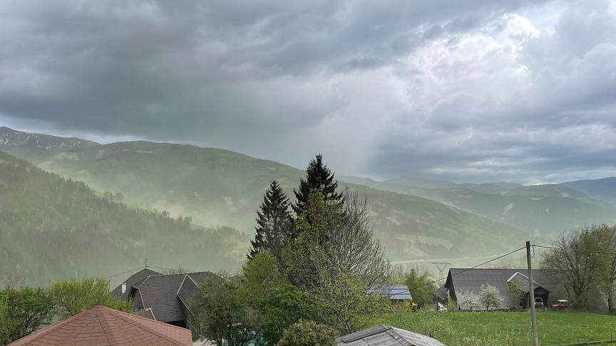 Wolkendecke und staubige Atmosphäre.
