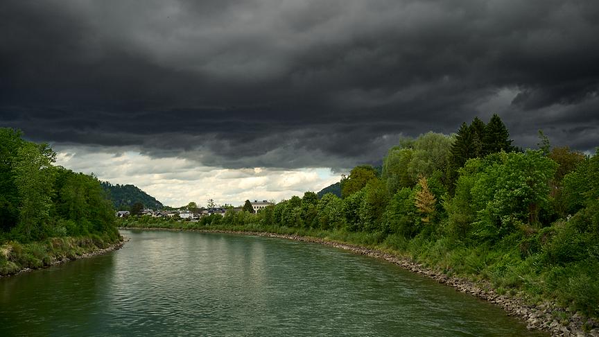 Dunkle Wolkendecke über einem Fluss. 