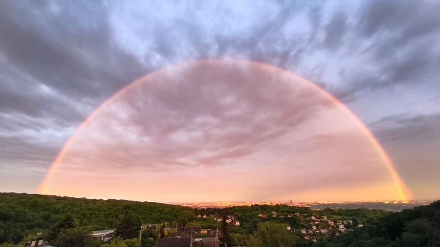 Regenbogen über Wien bei grauen Wolken.