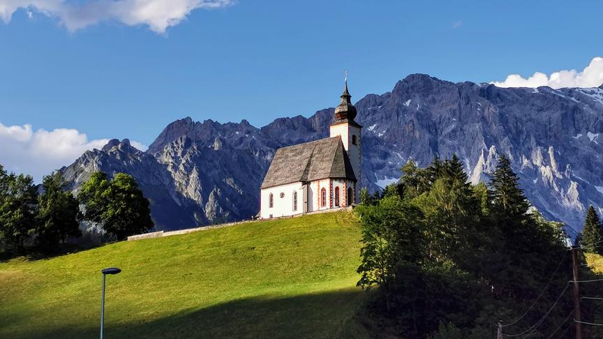 © Georg Ackerer Das Dientner-Kircherl strahlt in Abendsonne um Wette! (Hochkönigmasiv). (Georg Ackerer)