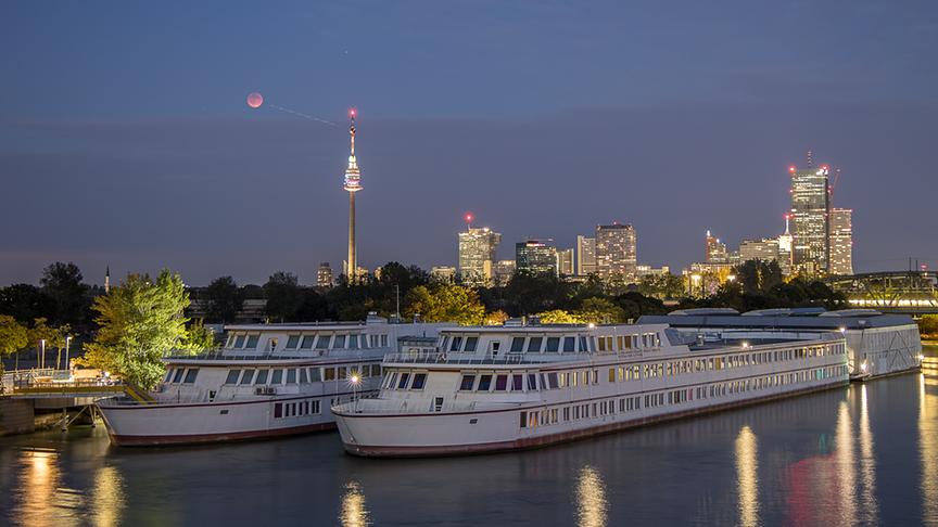 © Armin Wenninger-Weinzierl Das neue Spielzeug des Donauturms... Der Donauturm spielt Jo-Jo mit dem Blutmond - das Flugzeug läßt es zumindest so erscheinen. (Armin Wenninger-Weinzierl)