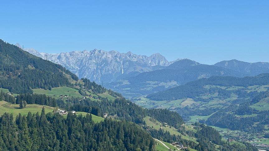 Blick hoch über St. Johann/Pg vom Hedeggbauern in Richtung Salzachtal. Im Hintergrund das Tennengebirge. Schönstes, wolkenloses Spätsommerwetter.