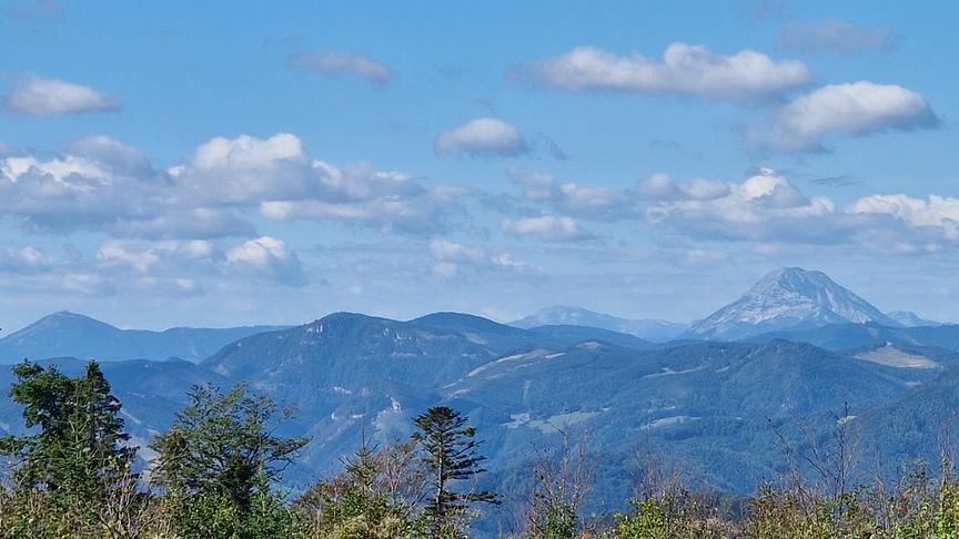 Ötscherblick bei blauem Himmel mit Wolken.