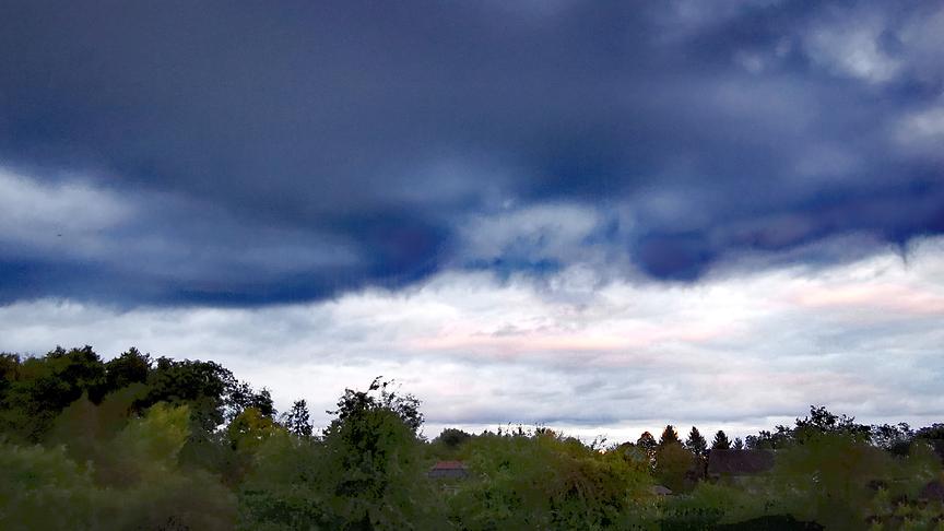 © Gerti Portisch Bedrohliche Wolkenstimmung gestern am Abend in Kleinhadersdorf. (Gerti Portisch)