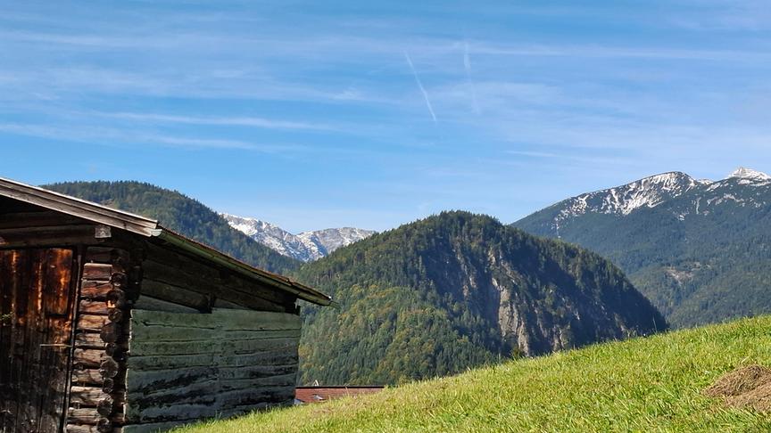 © Martina Ampferer Bergidylle in Brandenberg an einem schönen Herbsttag. Blick zum angezuckerten Guffert und Unnutz. (Martina Ampferer)