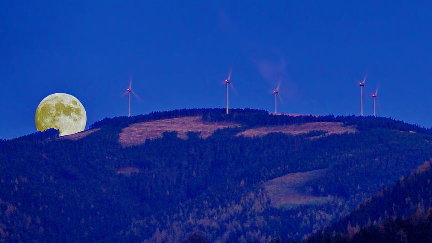 © Manfred Polansky In der Abenddämmerung steigt der Vollmond über dem Windpark Pretul in den Himmel. (Manfred Polansky)
