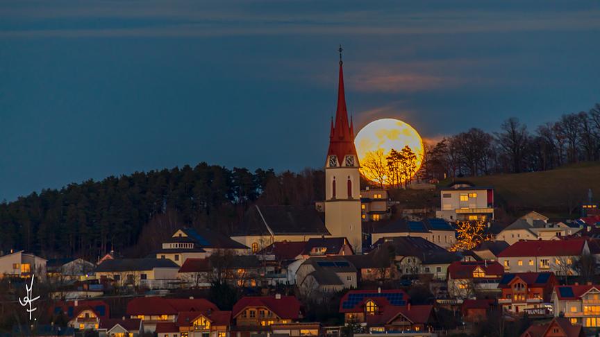 © Albert Friedl Der erste Vollmond des Jahres 2023 - auch als glühender Wolfsmond genannt. (Albert Friedl)