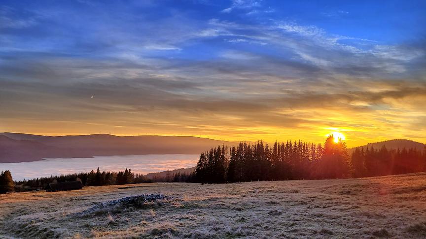 © Manfred Polansky Sonnenuntergang auf der Hönigsbergeralm mit Blick ins nebelbedeckte Mürztal. (Manfred Polansky)