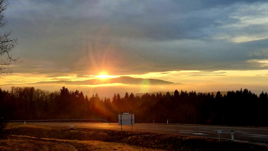 © Edenhöfer Josef Hier sehen Sie den Sonnenuntergang am Masenberg im Bez. Hartberg von Friedberg aus gesehen. (Edenhöfer Josef)