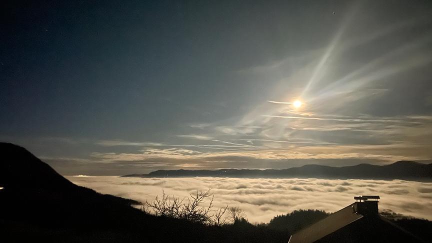 © Gertraud Birnecker Oberhalb der Nebelgrenze, der Attersee unter der dicken Nebeldecke bei Mondschein. (Gertraud Birnecker)