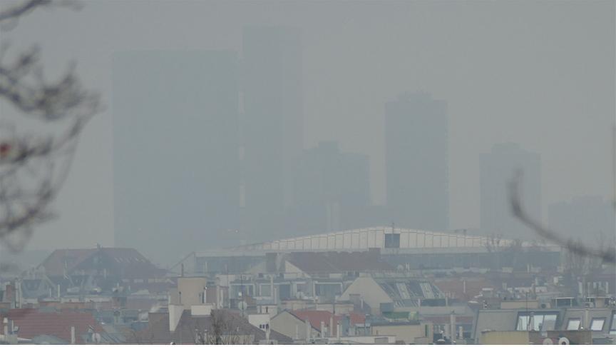 Durch den dichten, grauen Nebel sieht man die Hochhäuser in der Ferne nur Schemenhaft.