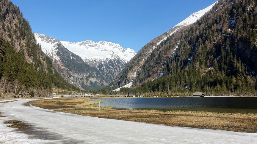 © Annelie Möser Auch im Seebachtal wird es langsam Frühling, während die Hohen Tauern noch in ihrem Winterkleid leuchten. (Annelie Möser)