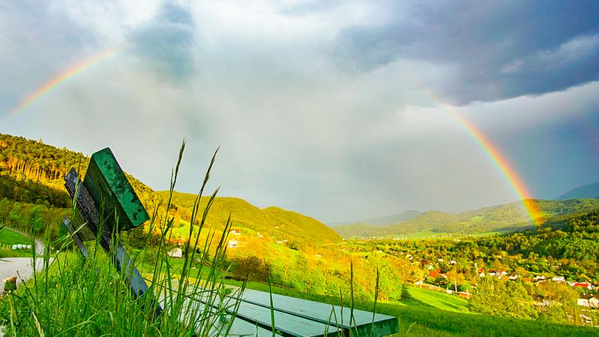 © Mario Hofer Das wechselhafte Wetter auf einen Blick: Sonne, Regen, Licht, Schatten in Payerbach im südlichen Niederösterreich. (Mario Hofer)