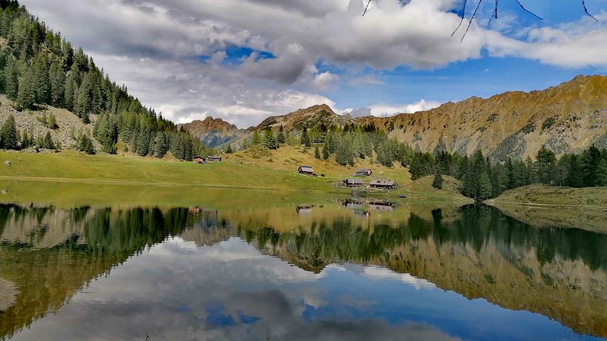 © Magdalena Grinzinger Sehr schöne Spiegelung im Wasser und wunderschöne Alm. (Magdalena Grinzinger)
