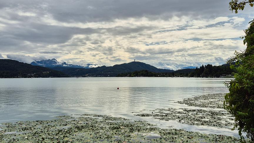 © Günther Mallweger Wörthersee-Ostbucht, die Karawanken sind nach dem Regen noch wolkenverhangen (Günther Mallweger)