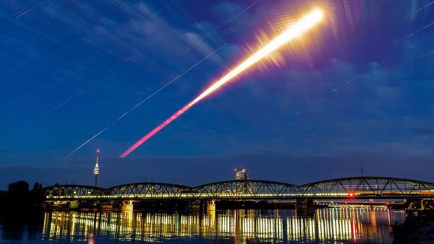 © Klaus Pillwatsch Das "Lichtschwert" über der Donauplatte, die Mondfinsternis über 2 Stunden und ca. 15 Minuten (Klaus Pillwatsch)