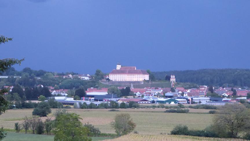 Schloss Stainz kurz vor dem Unwetter bei dunklem Himmel