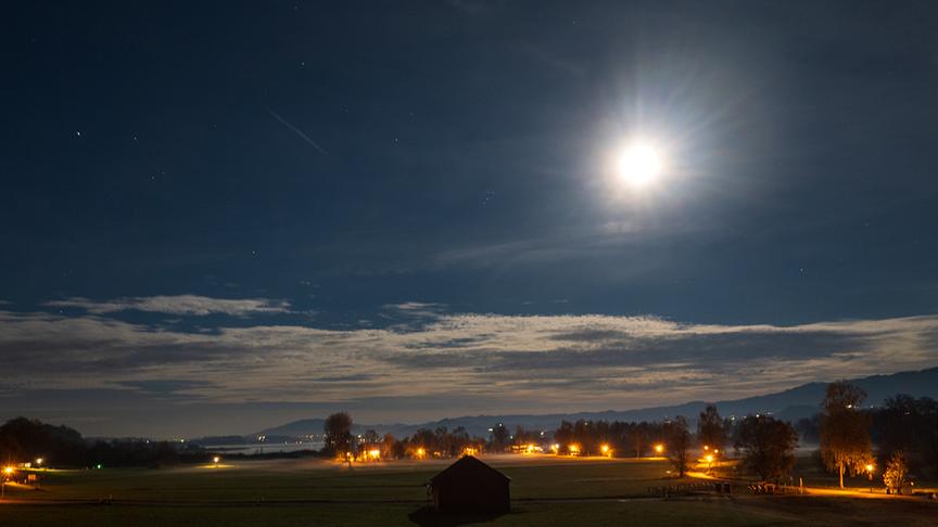 © Christof Mitterndorfer Blick von Seekirchen am Wallersee Richtung Henndorf bei Vollmond... (Christof Mitterndorfer)