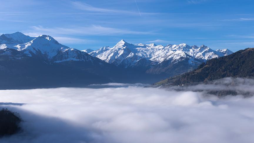 © Gottfried Maierhofer Das Bild wurde vom Mitterberg in Richtung des verschneiten Kitzsteinhorns. Kaprun und Zell am See sind im Nebel. (Gottfried Maierhofer)