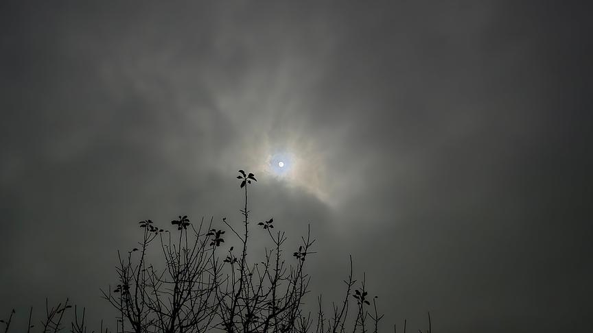 © Franz Zeitlhofer Der Vollmond umgeben von einer grauen Wolkendecke.