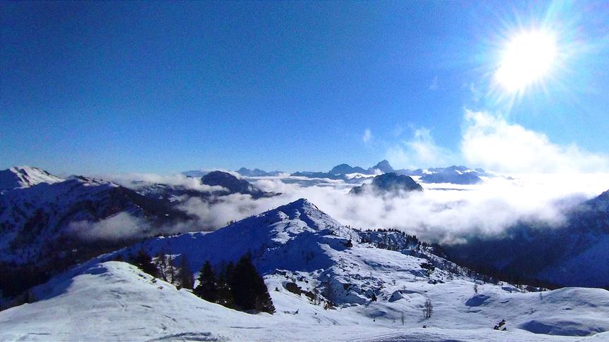 © Klaus Oberreßl Blick vom Skigebiet Nassfeld auf das Nebelmeer in Italien. Im Hintergrund ragt der Berg "Montasch" hervor. (Klaus Oberreßl)