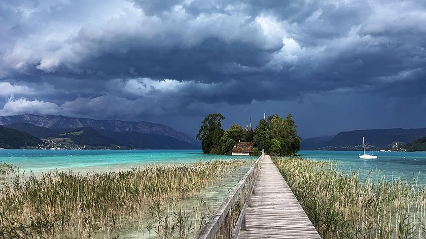 © Cornelia Leitl Insel im Attersee mit Höllengebirge (Cornelia Leitl)