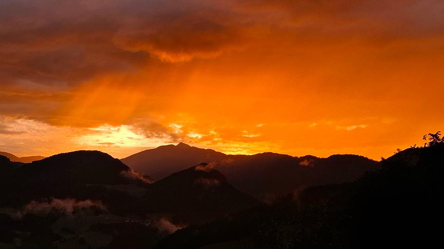 © Martina Ampferer Nach dem Regen zeigt sich der Abendhimmel über Brandenberg in den schönsten Farben. (Martina Ampferer)
