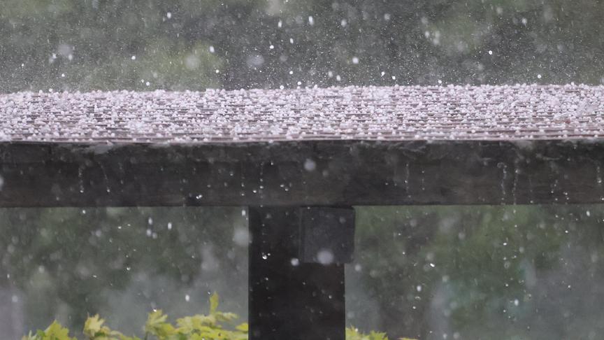 Hagel fällt auf ein kleides Dach.