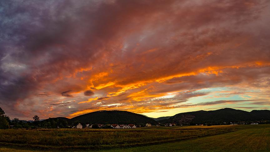 © Helmut Hudler Abends zieht der Regen wieder ab über Winzendorf. (Helmut Hudler)