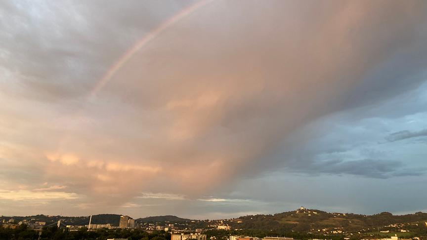 Regenbogen am bewölkten Himmel