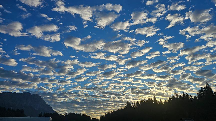 Muster aus gleichmäßig verteilten Wölkchen am HImmel.