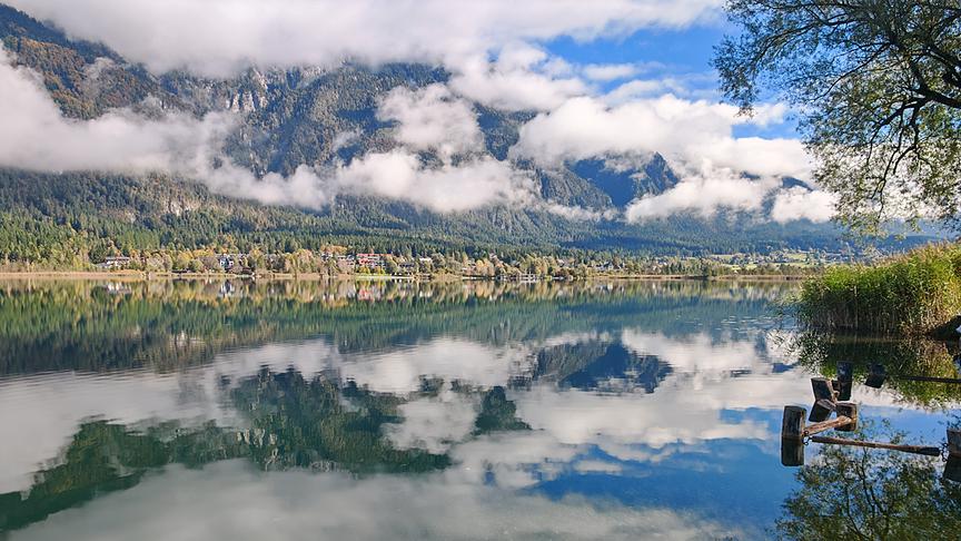 Der Hochnebel lichtet sich am Vormittag des 10.10. am wunderschönen Preseggersee/Hermagor. (Ramona Wernisch)