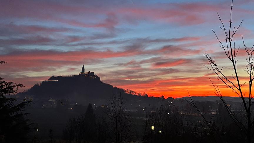 © Thomas Schweitzer Vor dem Himmel der Morgendämmerung zeichnen sich die Umrisse eines Hügels mit einer Burg ab.