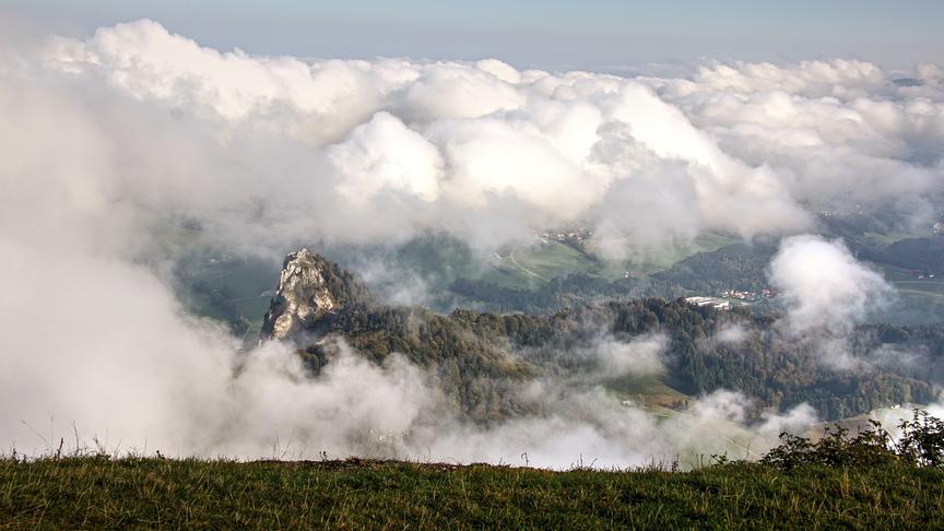 © Emma Sommeregger Blick vom Gaisberg auf den mit Wolken umhüllten Nockstein / Salzburg. (Emma Sommeregger)