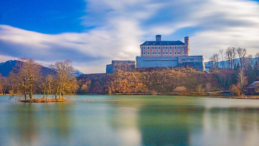 © Siegfried Schlager Schloss Trautenfels Spiegelung im Abendlicht. (Siegfried Schlager)