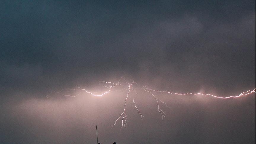 Blitze ziehen sich am dunklen Himmel in alle Richtungen