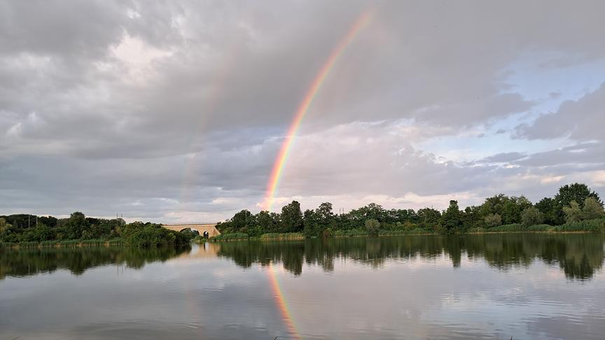 © Eva Bahr Ein wunderschöner Regenbogen über den Bernhardsthaler Teich mit der Ghega Brücke (Nordbahn von Wien nach Tschechien) Unbeschreiblich farbenprächtig und sogar doppelt. Beschreibt das derzeitige Wetter: Regen und Sonnenschein immer wieder unverhofft (Eva Bahr)
