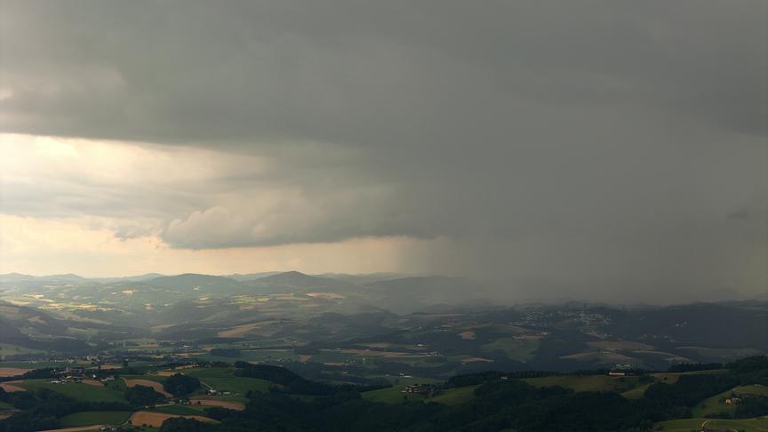 © Jonas Strobl Unwetter von Kollmitzberg aus in Richtung Grein. (Jonas Strobl)