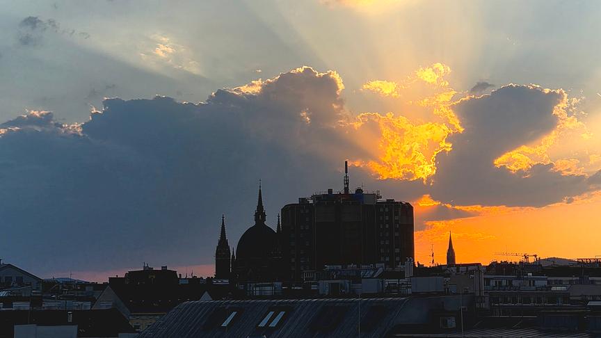 © Paul Schneider Sonne bricht durch die Wolken über der Kirche Maria vom Siege und dem Hotel ibis im 15. Bezirk (Paul Schneider)