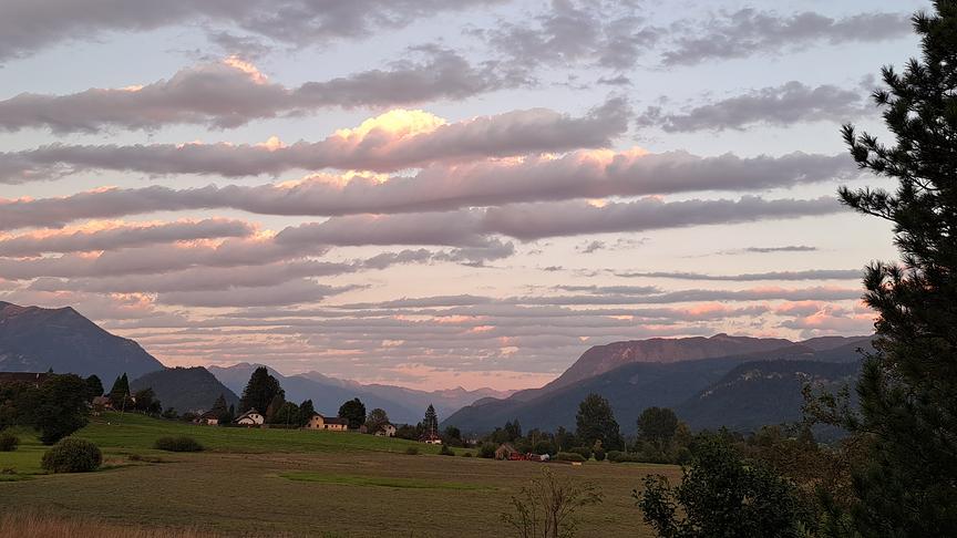© Brigitte Braun Streifenwolken über dem Wolfgangsee in Richtung Strobl. Im Hintergrund Bräuningszinken. (Brigitte Braun)