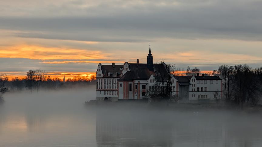 Schloß Neuhaus am Inn bei Schärding im Nebel bzw Sonnenuntergang
