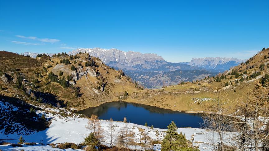 © Rudolf Spitaler Beeindruckend, die Herbst- und Winterfarben um den unteren Paarsee, hoch über Dorfgastein im Antlitz des Hochkönig. (Rudolf Spitaler)
