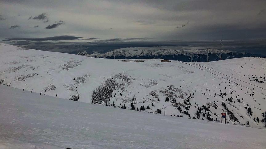 © Siegfried Schlager Blick von der Skipiste Lachtal auf 2200 Meter Seehöhe zum Tauernwindpark. (Siegfried Schlager)
