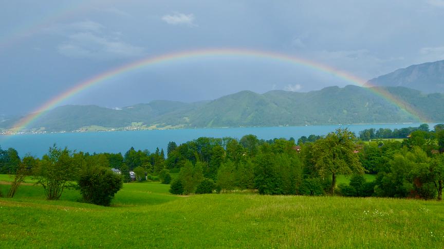 © Herbert Fuchs Regenbogen über dem Attersee, Blick von Sichtenberg bei Nussdorf auf den Attersee (Herbert Fuchs)
