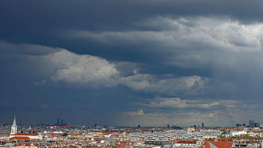 Dunkle Gewinnerwolken und Stimmung über Wien.